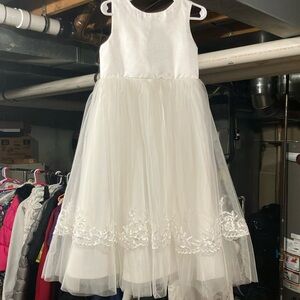 Elegant White Sleeveless Dress with Lace Details